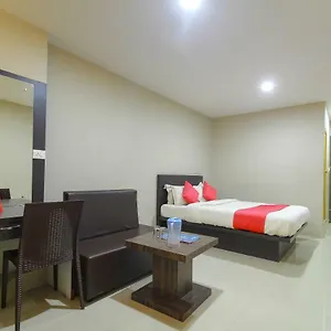 Oyo 28370 Begonia Residency Hotel